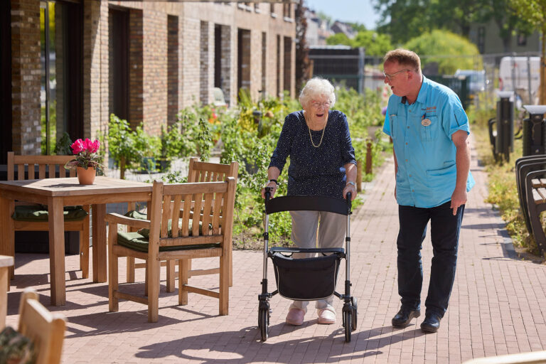 Verzorger samen met de bewoner