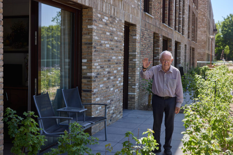 Oudere man bij Kloosterkwartier GH