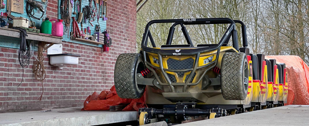 Achtbaan dat gebruik maakt van een auto als ontwerp.